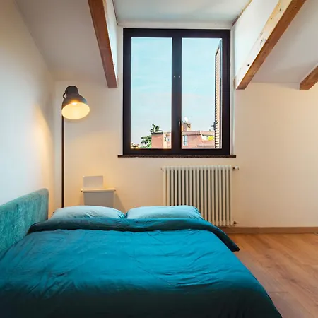 Luminosa Mansarda Con Travi In Legno Appartement Milaan