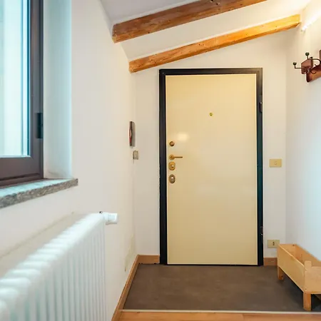 Appartement Luminosa Mansarda Con Travi In Legno Milaan